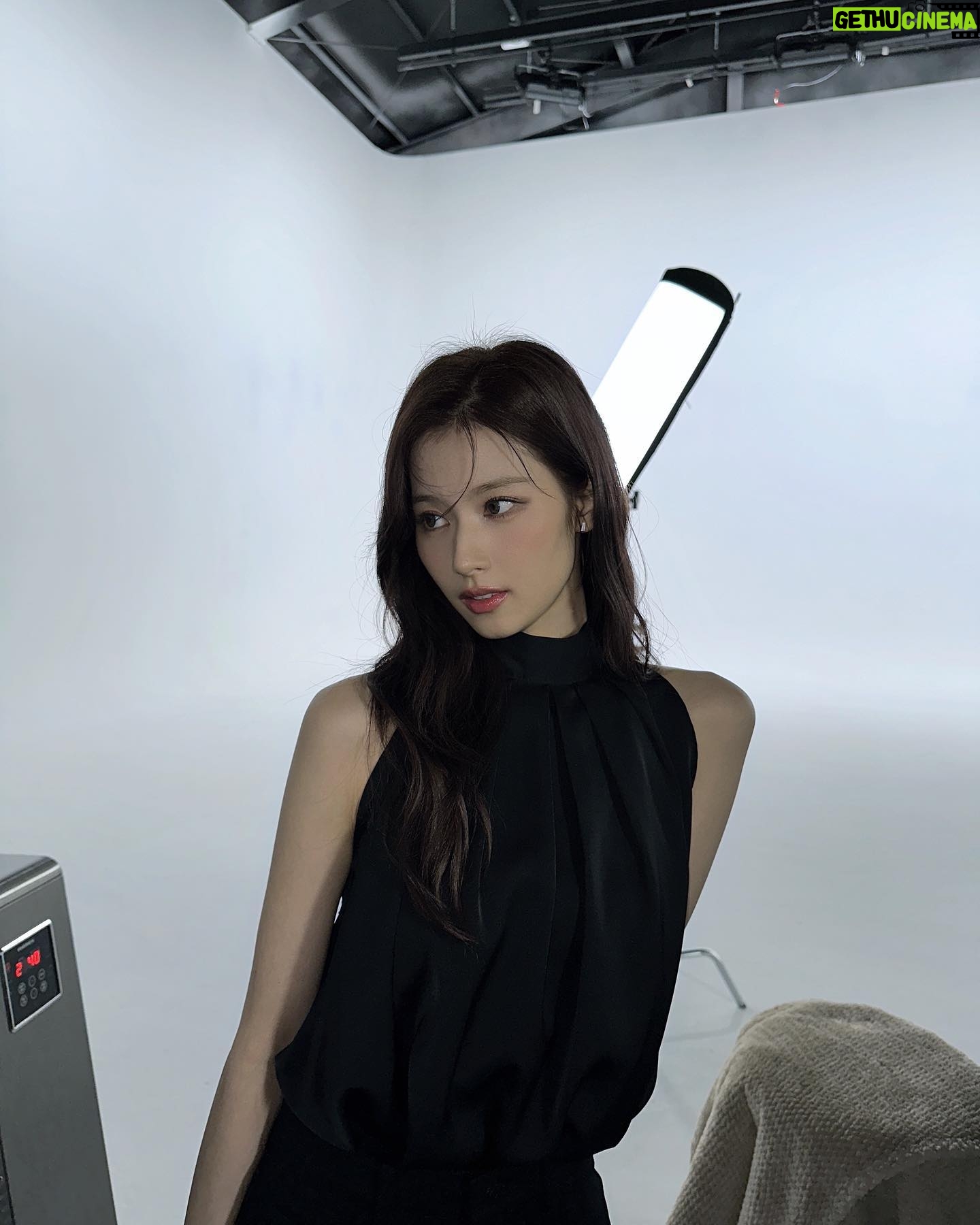 Sana Minatozaki Instagram - @yslbeauty 💄🩷🖤