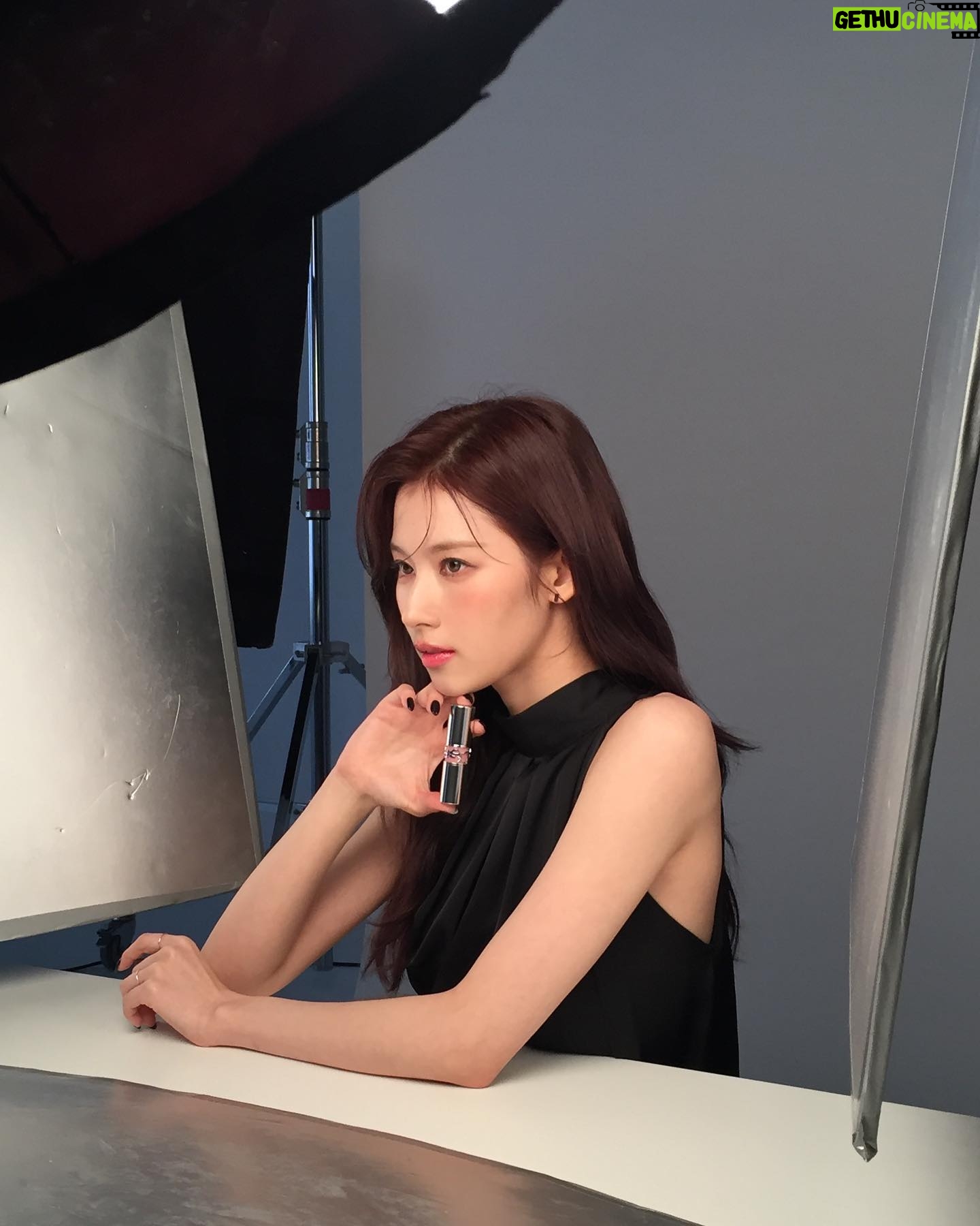 Sana Minatozaki Instagram - @yslbeauty 💄🩷🖤