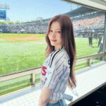 Sana Minatozaki Instagram - 첫 시구 날씨는 짱짱한 봄날이였다☀️ 그리고 승리까지🙌 기분까지 짱짱한 날🥴💛