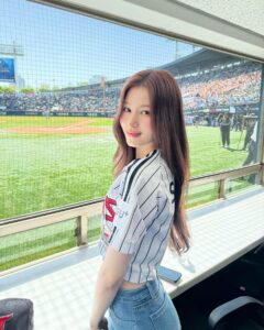 Sana Minatozaki Instagram - 첫 시구 날씨는 짱짱한 봄날이였다☀️ 그리고 승리까지🙌 기분까지 짱짱한 날🥴💛