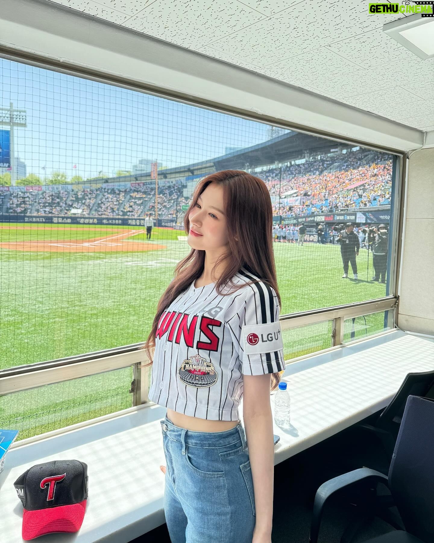 Sana Minatozaki Instagram - 첫 시구 날씨는 짱짱한 봄날이였다☀️ 그리고 승리까지🙌 기분까지 짱짱한 날🥴💛