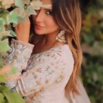 Sana Sultan Instagram - Are u guys vibing to my new track Ganni? Give it all the love, Baki haa nazakat toh khoon mei hai❤️🫶🏻 Outfit: @asbaabofficial Managed By : @tendenza_media Photography : @photographybysunnysingh Makeup & Hair : @vanshikhachanglanimua Location : @bandramitron @jaimalhotraaaa Location PR : @trending_influencers