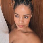 Sanaa Lathan Instagram - Window selfies Wednesday 🍇