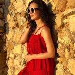 Sanaya Irani Instagram - Basking in the golden glow of a sun kissed moment 🌅. #goldenhourmagic #sunkissed #sunset