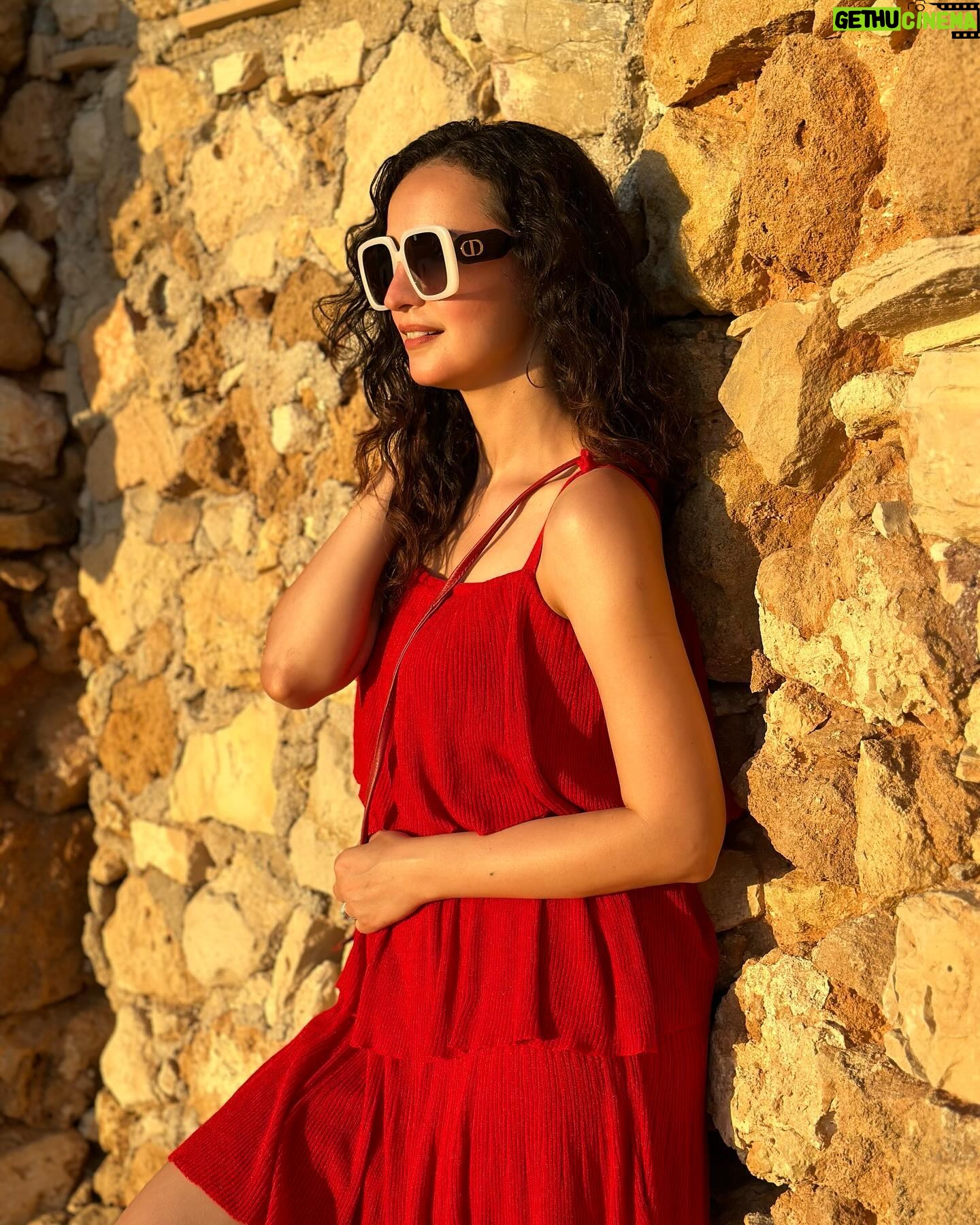 Sanaya Irani Instagram - Basking in the golden glow of a sun kissed moment 🌅. #goldenhourmagic #sunkissed #sunset