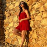 Sanaya Irani Instagram - Basking in the golden glow of a sun kissed moment 🌅. #goldenhourmagic #sunkissed #sunset