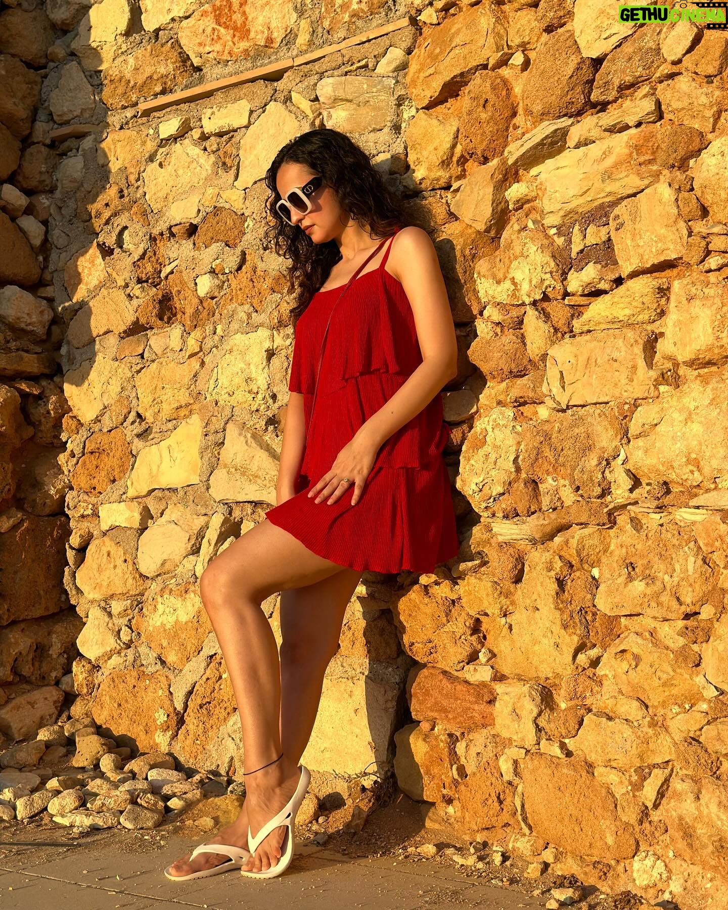 Sanaya Irani Instagram - Basking in the golden glow of a sun kissed moment 🌅. #goldenhourmagic #sunkissed #sunset