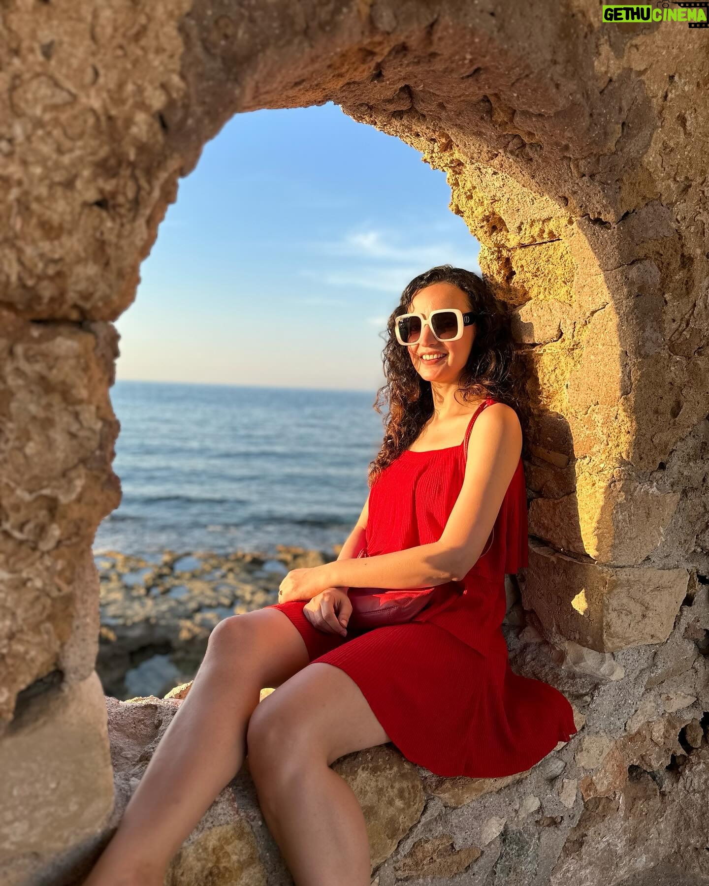 Sanaya Irani Instagram - That golden embrace of a sunset 🌅 #goldenhour #sunset #fortsunsets