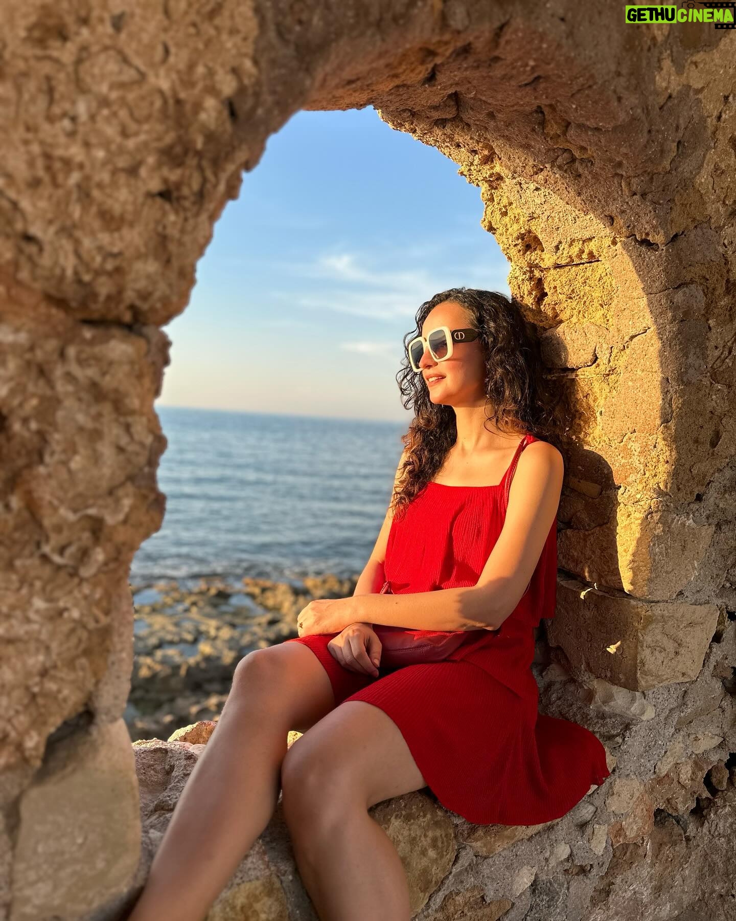 Sanaya Irani Instagram - That golden embrace of a sunset 🌅 #goldenhour #sunset #fortsunsets