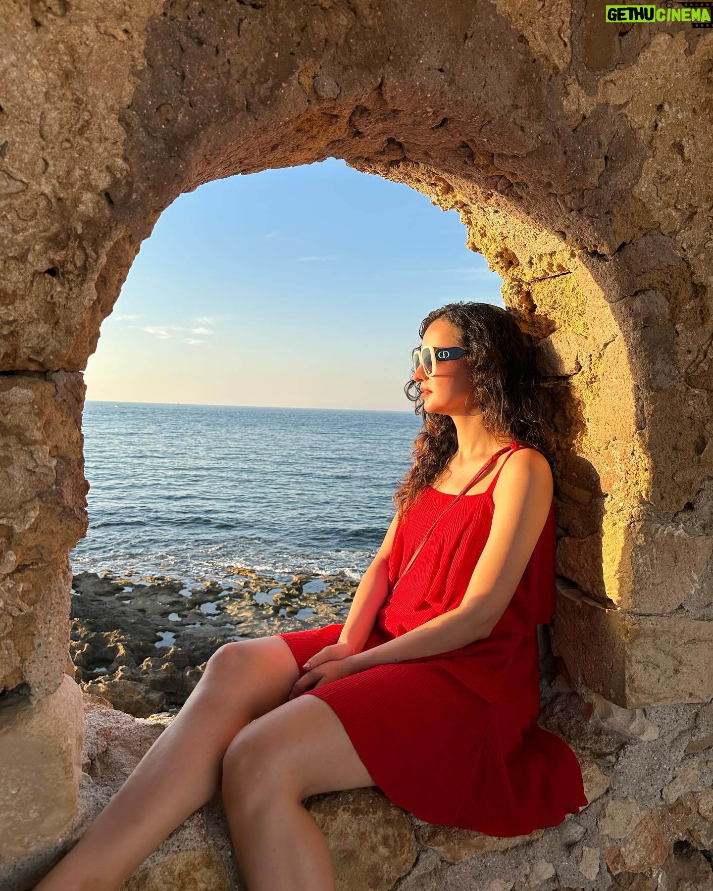 Sanaya Irani Instagram - That golden embrace of a sunset 🌅 #goldenhour #sunset #fortsunsets