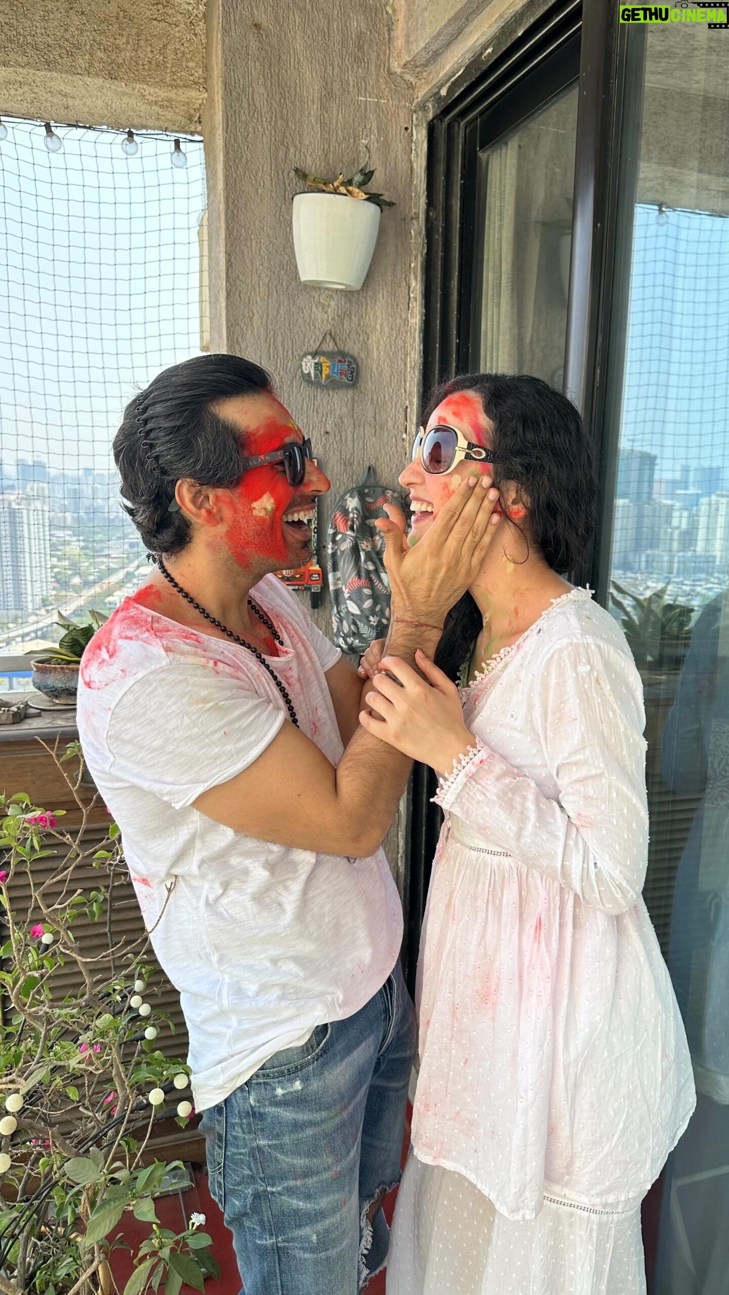 Sanaya Irani Instagram - HAPPY HOLI EVERYONE πβ€οΈ Thanks @hegdeg for being a great DOST and HOST ππ€ @barunsobti_says @mahajankinshuk17 @divyakmahajan @sakshi0801 @meiyangchang @nikitindheer @itsmekratika @simrankaurhundalofficial @shivani_n_cody and @iakshaydogra u were truly missed β€οΈ