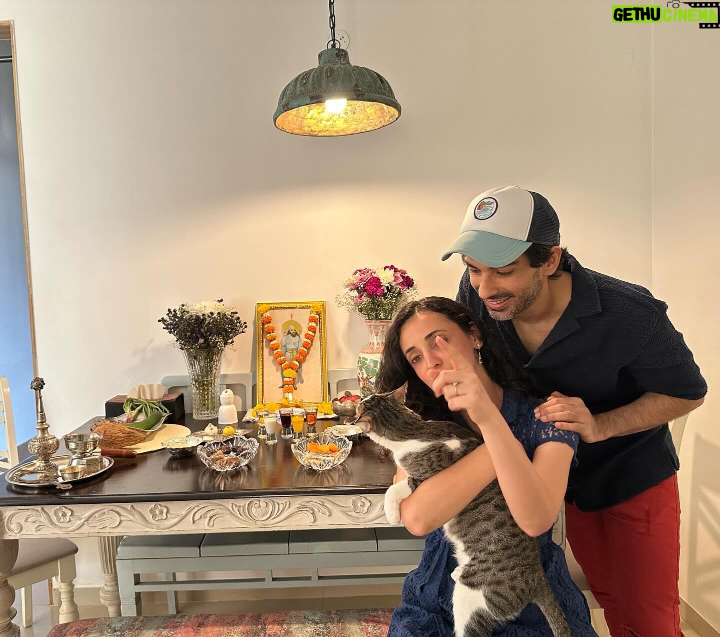 Sanaya Irani Instagram - Navroz Mubarak. Wishing everyone a year filled with love, prosperity and sweet moments 😊😊. #gusiranisehgal #navrozmubarak #parsinewyear