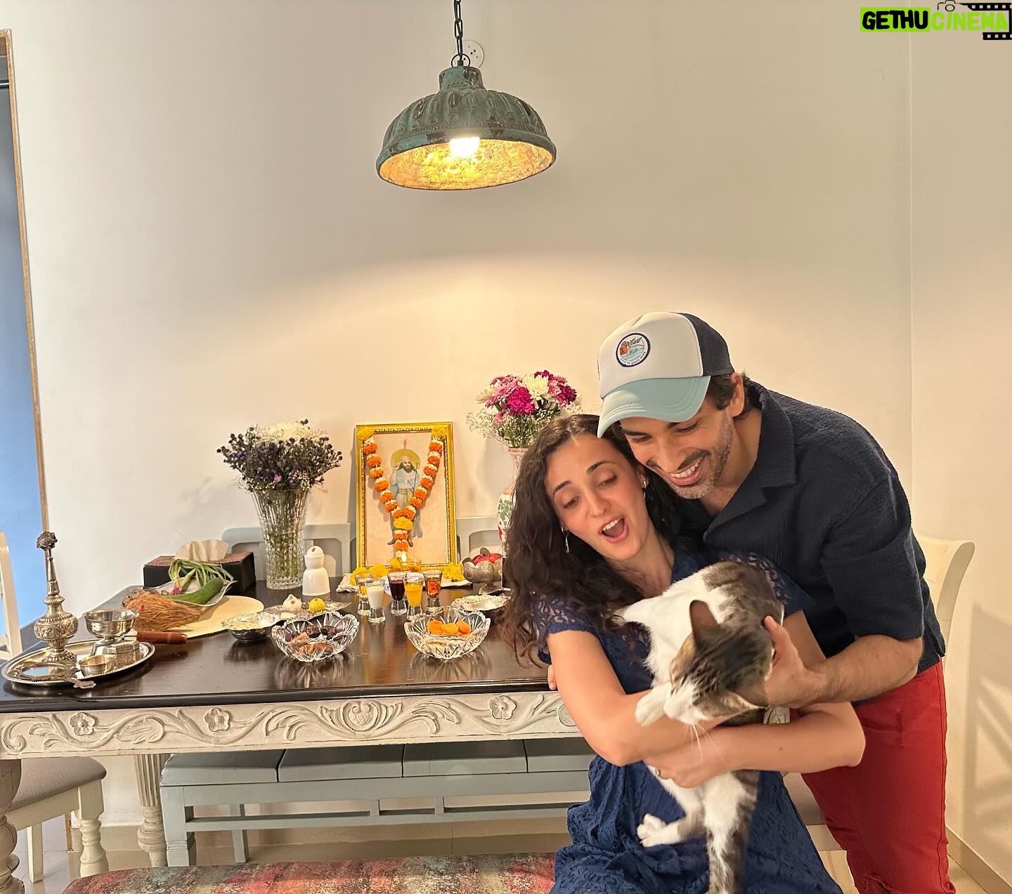 Sanaya Irani Instagram - Navroz Mubarak. Wishing everyone a year filled with love, prosperity and sweet moments 😊😊. #gusiranisehgal #navrozmubarak #parsinewyear