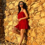 Sanaya Irani Instagram - Basking in the golden glow of a sun kissed moment 🌅. #goldenhourmagic #sunkissed #sunset
