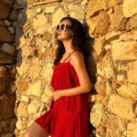 Sanaya Irani Instagram - Basking in the golden glow of a sun kissed moment 🌅. #goldenhourmagic #sunkissed #sunset