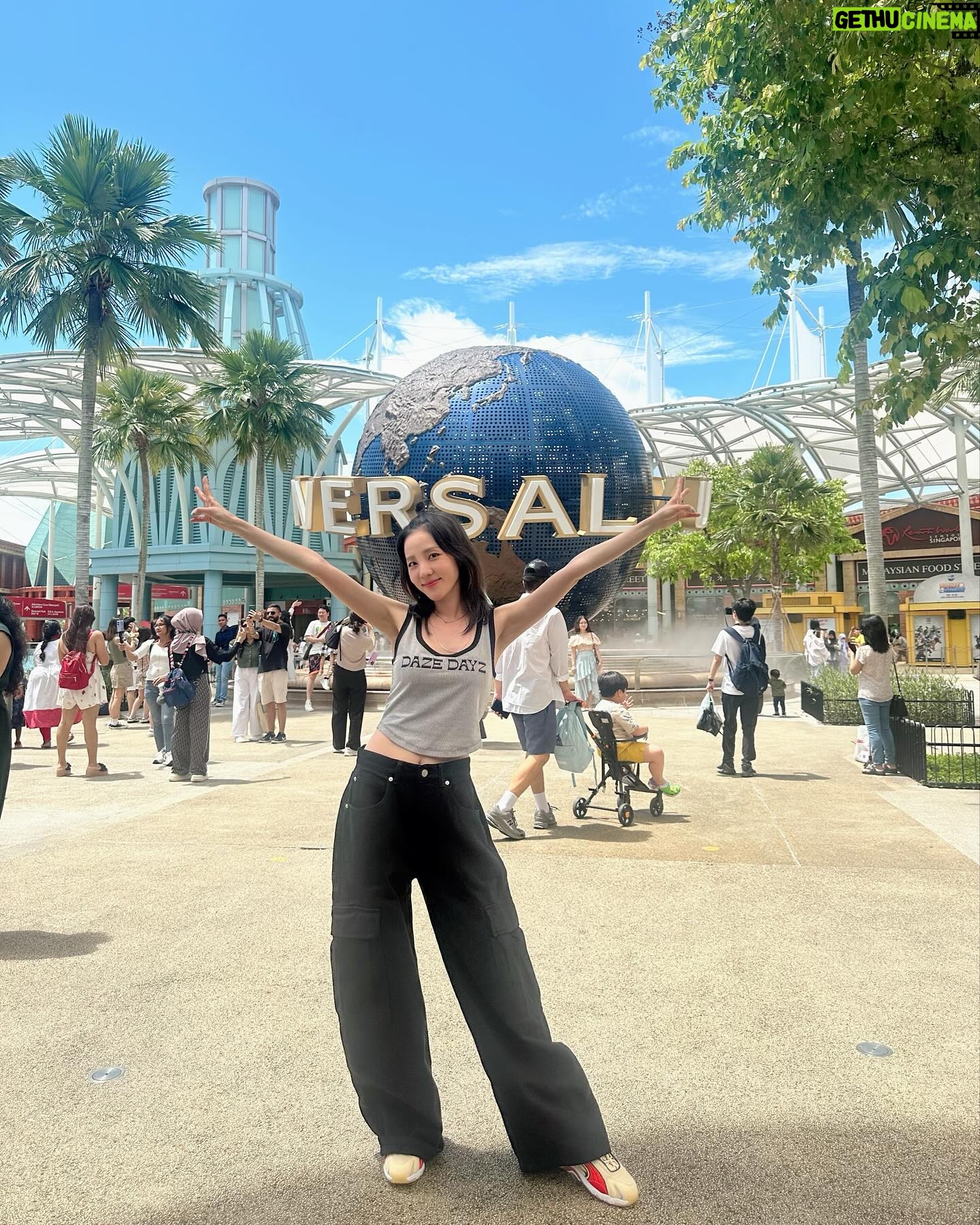 Sandara Park Instagram - Some things never change. I keep coming back to Universal Studio Singapore and group shot at the revenge of the mummy is a must!!! 2014 vs 2024 🤣👻 #UniversalStudiosSingapore #RWSentosa #RWSMoments