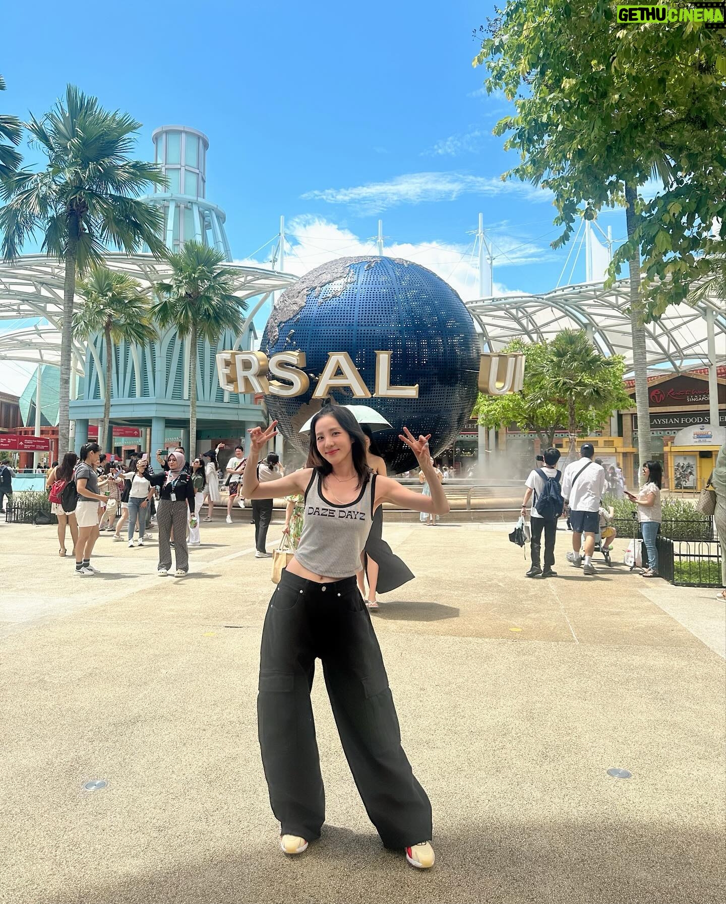 Sandara Park Instagram - Some things never change. I keep coming back to Universal Studio Singapore and group shot at the revenge of the mummy is a must!!! 2014 vs 2024 🤣👻 #UniversalStudiosSingapore #RWSentosa #RWSMoments