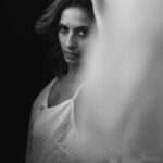 Sandhya Shetty Instagram - The magic of Monochrome❤️ #sandhyashetty #Nofear #actor #supermodel #internationalspeaker #CommonWealthKarateChampion2015 #style #fashion #womenpower #fitness #blackandwhitephotography #BlackAndWhite #actorslife #bollywood #hollywood #Dharavibank #coronapapers #mylifemyrules ❤ Photographer @aslamshaikh104 Videographer @swapnil7898 Designer @kaushikshrimanker Makeup @ramaniya_by_apoorvaks Hair @beautyblush_07