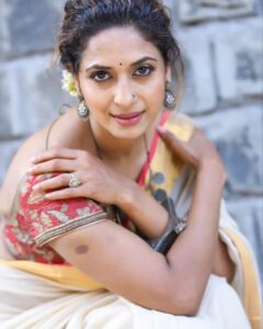 Sandhya Shetty Instagram - Draped in Stories 🤎 #sandhyashetty #Nofear #actor #supermodel #internationalspeaker #CommonWealthKarateChampion2015 #style #saree #indianlook #expression #fashion #womenpower #fitness #actorslife #bollywood #hollywood #Dharavibank #coronapapers #mylifemyrules ❤ Photographer @aslamshaikh104 Videographer @swapnil7898 Designer @kaushikshrimanker Makeup @ramaniya_by_apoorvaks Hair @beautyblush_07