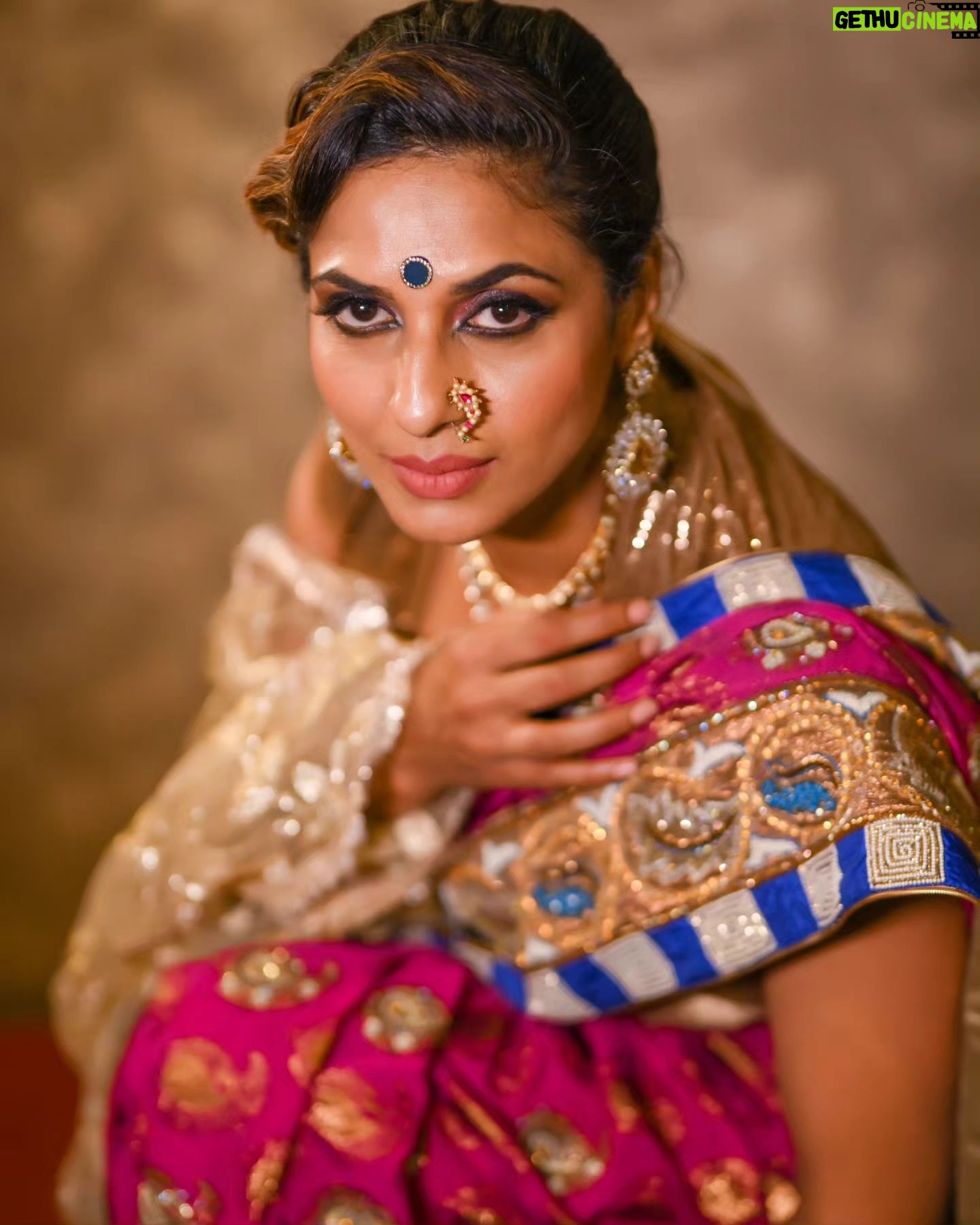 Sandhya Shetty Instagram - The Elegance Beauty and Attitude in adorning the Royal Saree and Jewellery makes the woman look Timeless ❤️ #sandhyashetty #Nofear #actor #supermodel #internationalspeaker #CommonWealthKarateChampion2015 #style #fashion #womenpower #fitness #saree #royal #jewellery #nosering #actorslife #bollywood #hollywood #Dharavibank #coronapapers #mylifemyrules ❤ Photographer @aslamshaikh104 Videographer @swapnil7898 Designer @kaushikshrimanker Makeup @ramaniya_by_apoorvaks Hair @beautyblush_07