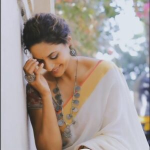 Sandhya Shetty Instagram - Conversation that start with eyes and moves forward with a smile, the elegance of simplicity and grace.
The flow of movement, laughter and just being comfortable with self.
A actor melting into the Character ..... journey so fulfilling with every step.
Iam living my dream and so joyful ❤

#sandhyashetty #Nofear 

My team ❤

Photographer @aslamshaikh104
Videographer @swapnil7898
Designer @kaushikshrimanker 
Makeup @ramaniya_by_apoorvaks 
Hair @beautyblush_07 
Song credit @rahuldeshpandeofficial

#Actor #supermodel #internationalspeaker #CommonWealthKarateChampion2015 #bollywood #actorslife #Dharavibank #coronapapers #womenpower #fitness #smile #mylifemyrules ❤