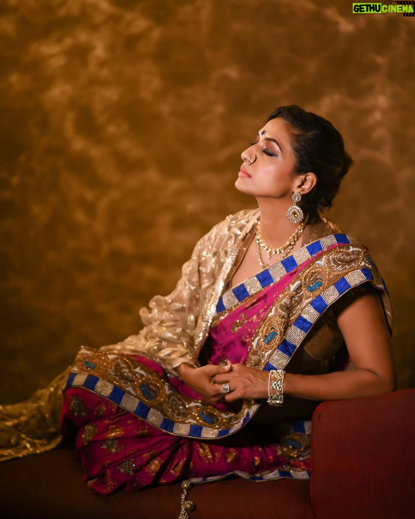 Sandhya Shetty Instagram - The Elegance Beauty and Attitude in adorning the Royal Saree and Jewellery makes the woman look Timeless ❤️ #sandhyashetty #Nofear #actor #supermodel #internationalspeaker #CommonWealthKarateChampion2015 #style #fashion #womenpower #fitness #saree #royal #jewellery #nosering #actorslife #bollywood #hollywood #Dharavibank #coronapapers #mylifemyrules ❤ Photographer @aslamshaikh104 Videographer @swapnil7898 Designer @kaushikshrimanker Makeup @ramaniya_by_apoorvaks Hair @beautyblush_07
