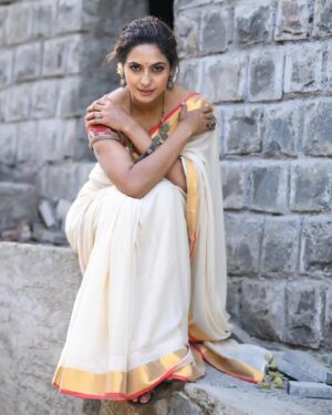 Sandhya Shetty Instagram - Draped in Stories 🤎

#sandhyashetty #Nofear 
#actor #supermodel #internationalspeaker #CommonWealthKarateChampion2015 #style #saree #indianlook #expression #fashion #womenpower #fitness #actorslife #bollywood #hollywood #Dharavibank #coronapapers #mylifemyrules ❤

Photographer @aslamshaikh104
Videographer @swapnil7898
Designer @kaushikshrimanker
Makeup @ramaniya_by_apoorvaks
Hair @beautyblush_07
