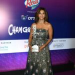 Sandhya Shetty Instagram - 𝐀 𝐩𝐚𝐬𝐬𝐢𝐨𝐧 𝐟𝐨𝐫 𝐂𝐚𝐦𝐞𝐫𝐚 𝐚𝐧𝐝 𝐭𝐨 𝐚 𝐚𝐜𝐭𝐨𝐫 𝐢𝐧 𝐦𝐞 𝐭𝐨 𝐛𝐞𝐥𝐢𝐞𝐯𝐞 𝐚𝐧𝐝 𝐬𝐤𝐞𝐭𝐜𝐡 𝐭𝐡𝐢𝐬 𝐫𝐨𝐥𝐞 𝐨𝐟 '𝐏𝐚𝐫𝐯𝐚𝐭𝐡𝐲" 𝐢𝐧 '𝐃𝐡𝐚𝐫𝐚𝐯𝐢 𝐁𝐚𝐧𝐤" 𝐬𝐭𝐫𝐞𝐠𝐭𝐡𝐞𝐧𝐬 𝐦𝐲 𝐜𝐨𝐧𝐯𝐢𝐜𝐭𝐢𝐨𝐧 𝐭𝐨 𝐩𝐞𝐫𝐟𝐨𝐫𝐦 𝐞𝐯𝐞𝐧 𝐛𝐞𝐭𝐭𝐞𝐫 𝐚𝐧𝐝 𝐭𝐚𝐤𝐞 𝐮𝐩 𝐦𝐨𝐫𝐞 𝐜𝐡𝐚𝐥𝐥𝐞𝐧𝐠𝐢𝐧𝐠 𝐫𝐨𝐥𝐞𝐬 𝐚𝐧𝐝 𝐫𝐚𝐢𝐬𝐞 𝐭𝐡𝐞 𝐛𝐚𝐫. 𝐖𝐢𝐭𝐡 𝐚𝐛𝐬𝐨𝐥𝐮𝐭𝐞 𝐠𝐫𝐚𝐭𝐢𝐭𝐮𝐝𝐞 𝐚𝐧𝐝 𝐡𝐮𝐠𝐞 𝐭𝐡𝐚𝐧𝐤 𝐲𝐨𝐮 𝐭𝐨 @ottplayapp 𝐂𝐡𝐚𝐧𝐠𝐞𝐦𝐚𝐤𝐞𝐫𝐬 𝐀𝐰𝐚𝐫𝐝𝐬 𝟐𝟎𝟐𝟑, 𝐟𝐨𝐫 𝐫𝐞𝐜𝐨𝐠𝐧𝐢𝐳𝐢𝐧𝐠 𝐦𝐲 𝐭𝐚𝐥𝐞𝐧𝐭 𝐚𝐧𝐝 𝐚𝐰𝐚𝐫𝐝𝐢𝐧𝐠 𝐦𝐞 𝐭𝐡𝐞 "𝐁𝐞𝐬𝐭 𝐎𝐓𝐓 𝐃𝐞𝐛𝐮𝐭 𝐀𝐰𝐚𝐫𝐝." @hindustantimes So proud to be sharing the platform along side @rishabshettyofficial @guneetmonga and getting awarded feels super achieved and very humbled🙏🌷 Designer: @shrutisancheti HMU: @makeupbyvidyabyndoor Jewellery: @om_jewellers So Happy and Proud to be recieving The changemakers award for Debut Actor In the Film "Dharavi Bank" directed by @samitkakkad produced by @zeestudiosofficial and streaming on @mxplayer 👍👍 Dear @suniel.shetty for making this film shine with his stellar performance and making us shine too ❤🌷🙏 Special mention to @dopvijay for brilliant #Cinematography @sarthak_dasgupta for the brilliant #Story And my dear friend & Casting Director @Kunalmshahcasting for making me believe that I could do this Role of Parvathy so convincingly 😊❤🌷🙏 Thank you to the Entire team of Dharavi Bank #sandhyashetty #Nofear #Dharavibank #changemakers #OTTplay #supermodel #actor #internationalspeaker #CommonWealthKarateChampion2015 #bollywood #OTT #actorslife #lifeisbeautiful ❤