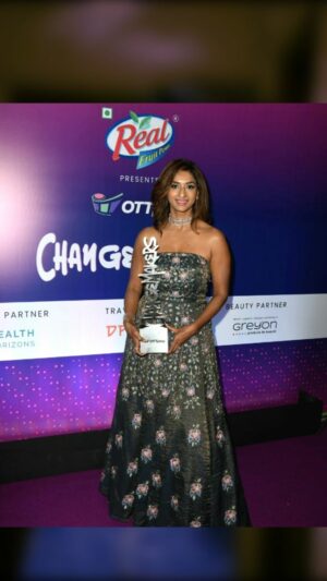 Sandhya Shetty Instagram - 𝐀 𝐩𝐚𝐬𝐬𝐢𝐨𝐧 𝐟𝐨𝐫 𝐂𝐚𝐦𝐞𝐫𝐚 𝐚𝐧𝐝 𝐭𝐨 𝐚 𝐚𝐜𝐭𝐨𝐫 𝐢𝐧 𝐦𝐞 𝐭𝐨 𝐛𝐞𝐥𝐢𝐞𝐯𝐞 𝐚𝐧𝐝 𝐬𝐤𝐞𝐭𝐜𝐡 𝐭𝐡𝐢𝐬 𝐫𝐨𝐥𝐞 𝐨𝐟 '𝐏𝐚𝐫𝐯𝐚𝐭𝐡𝐲" 𝐢𝐧 '𝐃𝐡𝐚𝐫𝐚𝐯𝐢 𝐁𝐚𝐧𝐤" 𝐬𝐭𝐫𝐞𝐠𝐭𝐡𝐞𝐧𝐬 𝐦𝐲 𝐜𝐨𝐧𝐯𝐢𝐜𝐭𝐢𝐨𝐧 𝐭𝐨 𝐩𝐞𝐫𝐟𝐨𝐫𝐦 𝐞𝐯𝐞𝐧 𝐛𝐞𝐭𝐭𝐞𝐫 𝐚𝐧𝐝 𝐭𝐚𝐤𝐞 𝐮𝐩 𝐦𝐨𝐫𝐞 𝐜𝐡𝐚𝐥𝐥𝐞𝐧𝐠𝐢𝐧𝐠 𝐫𝐨𝐥𝐞𝐬 𝐚𝐧𝐝 𝐫𝐚𝐢𝐬𝐞 𝐭𝐡𝐞 𝐛𝐚𝐫. 
𝐖𝐢𝐭𝐡 𝐚𝐛𝐬𝐨𝐥𝐮𝐭𝐞 𝐠𝐫𝐚𝐭𝐢𝐭𝐮𝐝𝐞 𝐚𝐧𝐝 𝐡𝐮𝐠𝐞 𝐭𝐡𝐚𝐧𝐤 𝐲𝐨𝐮 𝐭𝐨 @ottplayapp 𝐂𝐡𝐚𝐧𝐠𝐞𝐦𝐚𝐤𝐞𝐫𝐬 𝐀𝐰𝐚𝐫𝐝𝐬 𝟐𝟎𝟐𝟑, 𝐟𝐨𝐫 𝐫𝐞𝐜𝐨𝐠𝐧𝐢𝐳𝐢𝐧𝐠 𝐦𝐲 𝐭𝐚𝐥𝐞𝐧𝐭 𝐚𝐧𝐝 𝐚𝐰𝐚𝐫𝐝𝐢𝐧𝐠 𝐦𝐞 𝐭𝐡𝐞 "𝐁𝐞𝐬𝐭 𝐎𝐓𝐓 𝐃𝐞𝐛𝐮𝐭 𝐀𝐰𝐚𝐫𝐝."
@hindustantimes 

So proud to be sharing the platform along side @rishabshettyofficial  @guneetmonga and getting awarded feels super achieved and very humbled🙏🌷

Designer: @shrutisancheti
HMU: @makeupbyvidyabyndoor
Jewellery: @om_jewellers

So Happy and Proud to be recieving 
The changemakers award for
Debut Actor In the Film "Dharavi Bank" directed by @samitkakkad produced by @zeestudiosofficial and streaming on @mxplayer 👍👍

Dear @suniel.shetty for making this film shine with his stellar performance and making us shine too ❤🌷🙏

Special mention to @dopvijay for brilliant #Cinematography @sarthak_dasgupta for the brilliant #Story 
And my dear friend & Casting Director @Kunalmshahcasting for making me believe that I could do this Role of Parvathy so convincingly 😊❤🌷🙏
Thank you to the Entire team of Dharavi Bank

#sandhyashetty #Nofear #Dharavibank #changemakers #OTTplay #supermodel #actor #internationalspeaker #CommonWealthKarateChampion2015 #bollywood #OTT #actorslife #lifeisbeautiful ❤