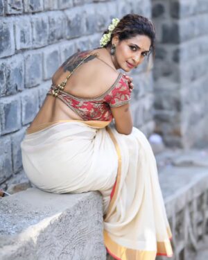 Sandhya Shetty Instagram - Draped in Stories 🤎

#sandhyashetty #Nofear 
#actor #supermodel #internationalspeaker #CommonWealthKarateChampion2015 #style #saree #indianlook #expression #fashion #womenpower #fitness #actorslife #bollywood #hollywood #Dharavibank #coronapapers #mylifemyrules ❤

Photographer @aslamshaikh104
Videographer @swapnil7898
Designer @kaushikshrimanker
Makeup @ramaniya_by_apoorvaks
Hair @beautyblush_07