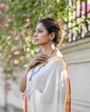 Sandhya Shetty Instagram - Draped in Stories 🤎

#sandhyashetty #Nofear 
#actor #supermodel #internationalspeaker #CommonWealthKarateChampion2015 #style #saree #indianlook #expression #fashion #womenpower #fitness #actorslife #bollywood #hollywood #Dharavibank #coronapapers #mylifemyrules ❤

Photographer @aslamshaikh104
Videographer @swapnil7898
Designer @kaushikshrimanker
Makeup @ramaniya_by_apoorvaks
Hair @beautyblush_07