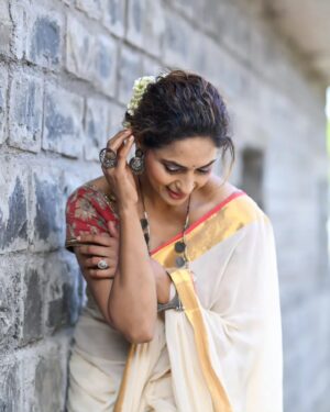 Sandhya Shetty Instagram - Draped in Stories 🤎

#sandhyashetty #Nofear 
#actor #supermodel #internationalspeaker #CommonWealthKarateChampion2015 #style #saree #indianlook #expression #fashion #womenpower #fitness #actorslife #bollywood #hollywood #Dharavibank #coronapapers #mylifemyrules ❤

Photographer @aslamshaikh104
Videographer @swapnil7898
Designer @kaushikshrimanker
Makeup @ramaniya_by_apoorvaks
Hair @beautyblush_07