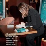 Sandra Barneda Instagram – El amor y los libros en un mismo día donde todo se llena de rosas, sonrisas y gente paseando en busca de su tesoro lector. 

Desde hace más de diez años no he fallado un sólo Sant Jordi para disfrutar de Barcelona, de sus calles vestidas y firmar libros a tod@s.

Este año no estaré firmando, pero mi alma, como todos los Sant Jordi estará allí… disfrutando del perfume de una fiesta al amor y la cultura.

Feliz Sant Jordi!!! 🌹 #SantJordi2024 

Por cierto, ¿qué libro será el vuestro para este #SantJordi?

*Extractos de mi última novela, ‘Las olas del tiempo perdido’ 📸 @raulphoto