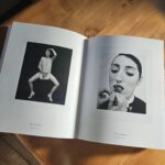 Sandra Barneda Instagram – Adoro tiempo para mi.
A veces me quedo encantada y otras revisando tesoros como esta joya de libro del gran Manuel Otomuro.
Qué preciosidad de fotografías! Arte !!!

¿Adoras tu tb tiempo para ti?
.
.
.
#tiempoparami #libros #vidaysonreir #megustaleer #fotografias