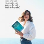 Sandra Barneda Instagram – El amor y los libros en un mismo día donde todo se llena de rosas, sonrisas y gente paseando en busca de su tesoro lector. 

Desde hace más de diez años no he fallado un sólo Sant Jordi para disfrutar de Barcelona, de sus calles vestidas y firmar libros a tod@s.

Este año no estaré firmando, pero mi alma, como todos los Sant Jordi estará allí… disfrutando del perfume de una fiesta al amor y la cultura.

Feliz Sant Jordi!!! 🌹 #SantJordi2024 

Por cierto, ¿qué libro será el vuestro para este #SantJordi?

*Extractos de mi última novela, ‘Las olas del tiempo perdido’ 📸 @raulphoto