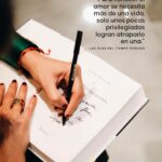 Sandra Barneda Instagram – El amor y los libros en un mismo día donde todo se llena de rosas, sonrisas y gente paseando en busca de su tesoro lector. 

Desde hace más de diez años no he fallado un sólo Sant Jordi para disfrutar de Barcelona, de sus calles vestidas y firmar libros a tod@s.

Este año no estaré firmando, pero mi alma, como todos los Sant Jordi estará allí… disfrutando del perfume de una fiesta al amor y la cultura.

Feliz Sant Jordi!!! 🌹 #SantJordi2024 

Por cierto, ¿qué libro será el vuestro para este #SantJordi?

*Extractos de mi última novela, ‘Las olas del tiempo perdido’ 📸 @raulphoto