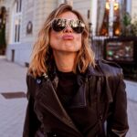 Sandra Barneda Instagram – Con ganas de Rock&Roll 
Y tú?
.
.
.
Esta noche gala de #Supervivientes a las 22h.
¿Qué ocurrirá con Zayra?
¿Quién ganara el juego de recompensa?
¿Cómo llevan el cambio de playass los equipos?
En Playa Lbo como están Laura, Lorena y Kiko?..

A quien elegirá esta noche el Oráculo de Poseídón?

.
.
.
#conexionhonduras #domingoshow #alegría