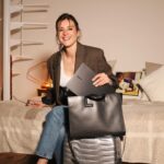 Sandra Barneda Instagram - 🧭En cada viaje, hay cosas que se vuelven imprescindibles: la emoción de lo desconocido, la curiosidad por descubrir nuevos horizontes… pero también están esos objetos que hacen la experiencia aún más memorable. Hay algo que nunca falta en mi bolso durante mis viajes, mi #GalaxyBook3. Entra en todos lados y es súper ligero, además, es muy cómodo de usar gracias a su multiposición 360 que me permite usarlo en cualquier lado.🧳 Sin duda es mi mejor compañero de viaje. #GalaxyBook3 Pro 360 #publi @samsungespana