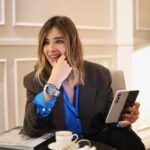 Sandra Barneda Instagram – Con el ritmo frenético que llevo últimamente, no podría sobrevivir sin mi #GalaxyZFold5 y mi #GalaxyWatch6 de @samsungespana 
 
Gracias a su ecosistema conectado, puedo tener todo sincronizado y es clave para que no se me escape ninguna cita importante.
 
¿Y tú? ¿Tienes algún truco?
 
#publi