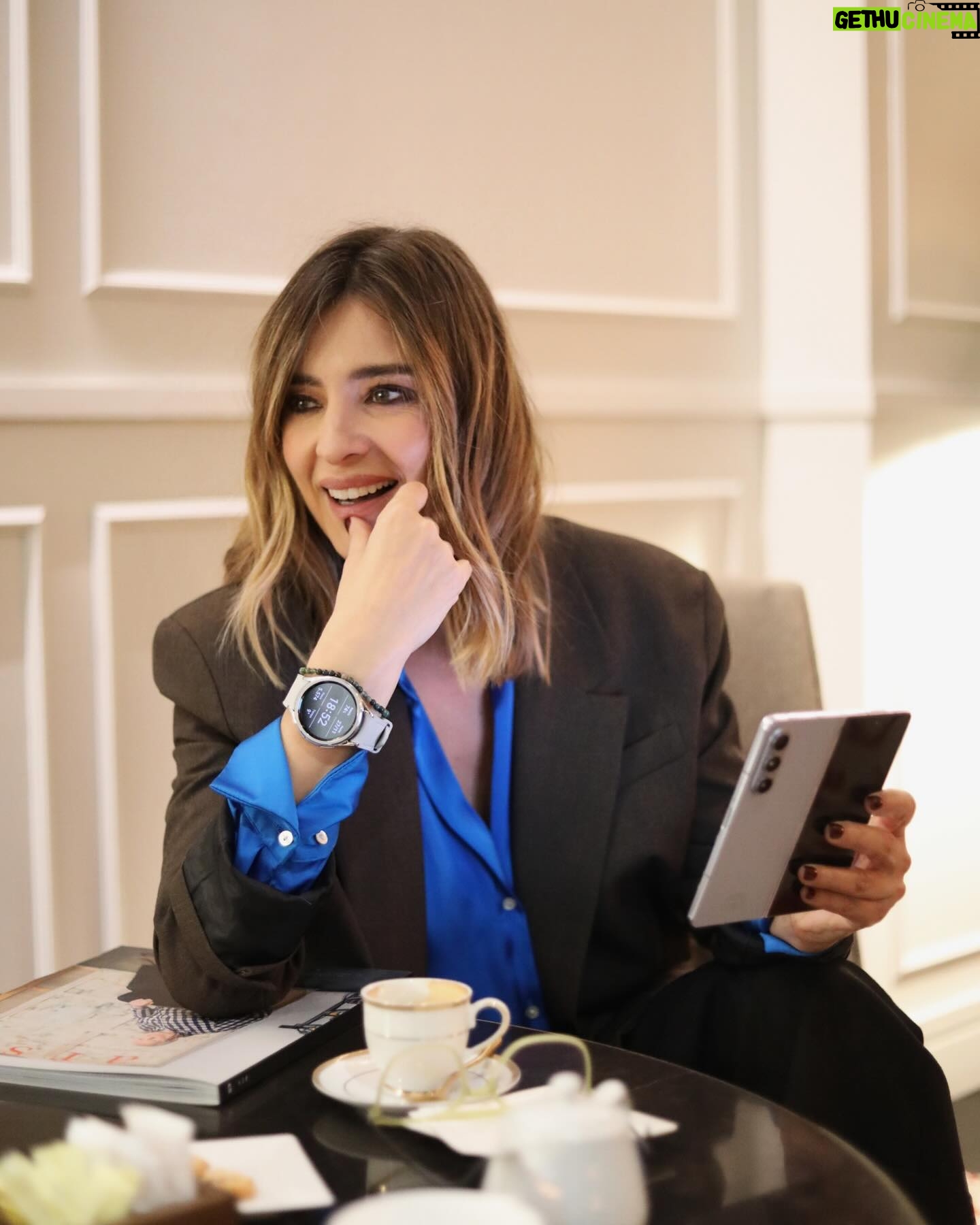 Sandra Barneda Instagram - Con el ritmo frenético que llevo últimamente, no podría sobrevivir sin mi #GalaxyZFold5 y mi #GalaxyWatch6 de @samsungespana Gracias a su ecosistema conectado, puedo tener todo sincronizado y es clave para que no se me escape ninguna cita importante. ¿Y tú? ¿Tienes algún truco? #publi