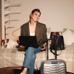 Sandra Barneda Instagram - 🧭En cada viaje, hay cosas que se vuelven imprescindibles: la emoción de lo desconocido, la curiosidad por descubrir nuevos horizontes… pero también están esos objetos que hacen la experiencia aún más memorable. Hay algo que nunca falta en mi bolso durante mis viajes, mi #GalaxyBook3. Entra en todos lados y es súper ligero, además, es muy cómodo de usar gracias a su multiposición 360 que me permite usarlo en cualquier lado.🧳 Sin duda es mi mejor compañero de viaje. #GalaxyBook3 Pro 360 #publi @samsungespana