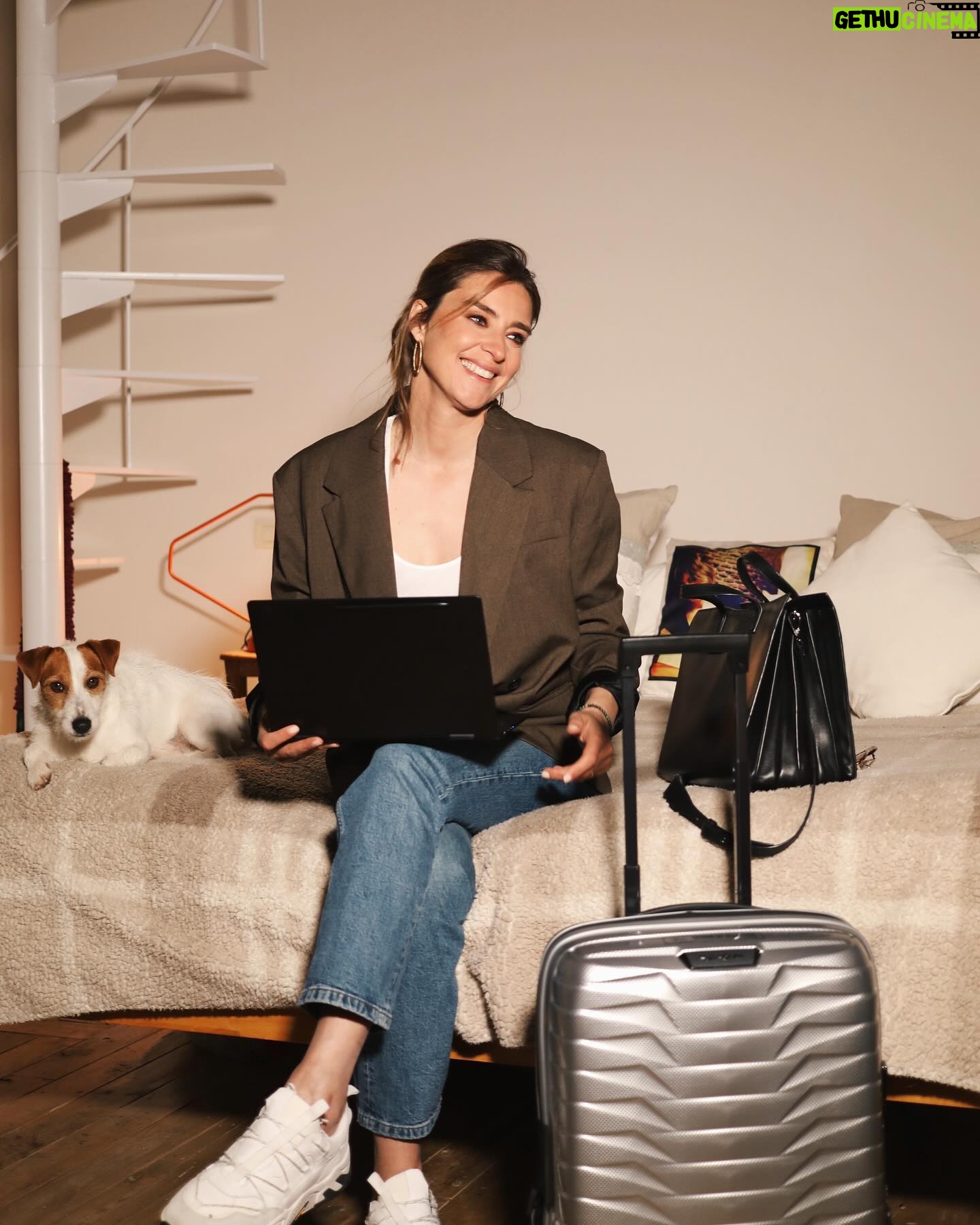 Sandra Barneda Instagram - 🧭En cada viaje, hay cosas que se vuelven imprescindibles: la emoción de lo desconocido, la curiosidad por descubrir nuevos horizontes… pero también están esos objetos que hacen la experiencia aún más memorable. Hay algo que nunca falta en mi bolso durante mis viajes, mi #GalaxyBook3. Entra en todos lados y es súper ligero, además, es muy cómodo de usar gracias a su multiposición 360 que me permite usarlo en cualquier lado.🧳 Sin duda es mi mejor compañero de viaje. #GalaxyBook3 Pro 360 #publi @samsungespana