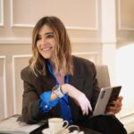 Sandra Barneda Instagram – Con el ritmo frenético que llevo últimamente, no podría sobrevivir sin mi #GalaxyZFold5 y mi #GalaxyWatch6 de @samsungespana 
 
Gracias a su ecosistema conectado, puedo tener todo sincronizado y es clave para que no se me escape ninguna cita importante.
 
¿Y tú? ¿Tienes algún truco?
 
#publi