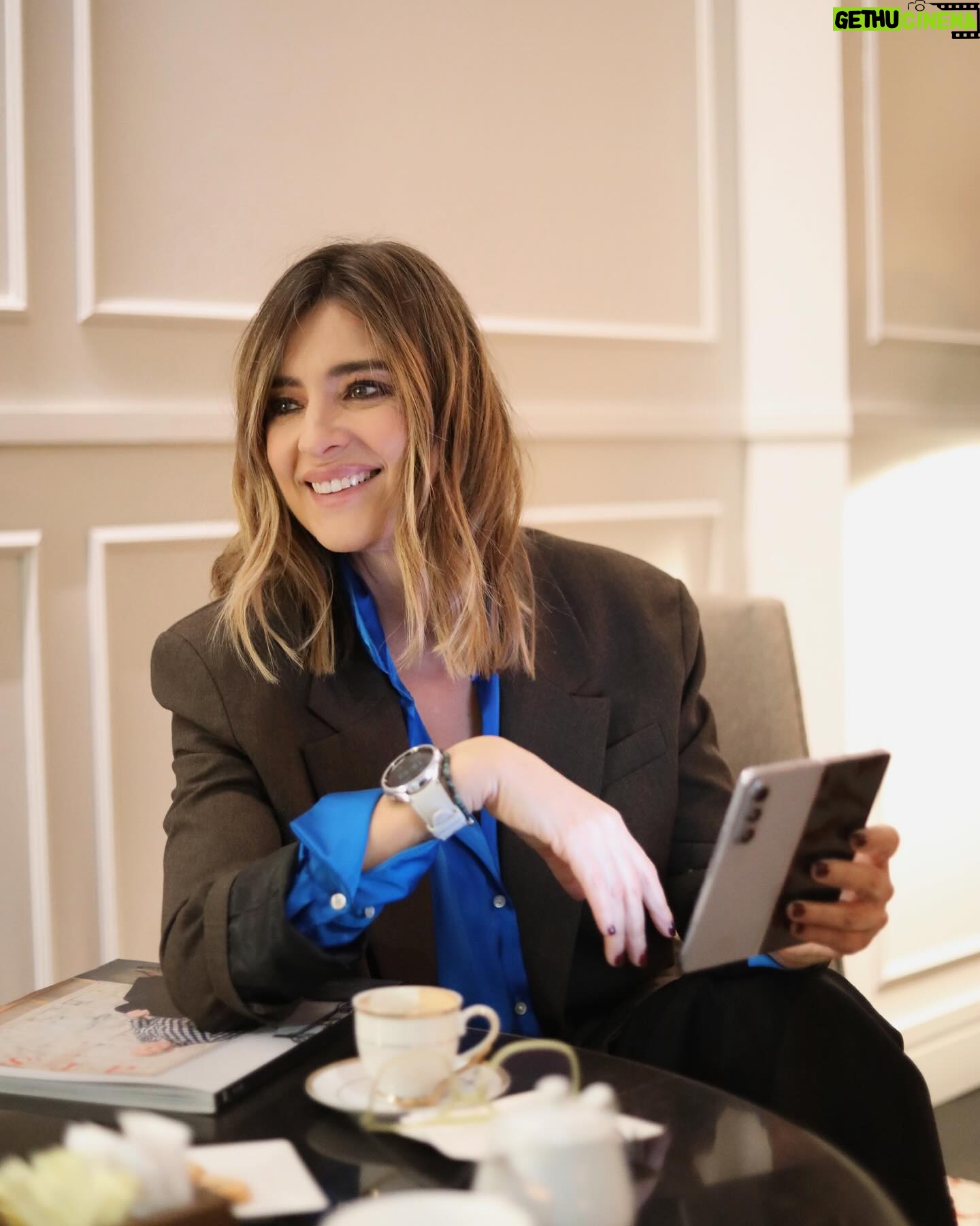 Sandra Barneda Instagram - Con el ritmo frenético que llevo últimamente, no podría sobrevivir sin mi #GalaxyZFold5 y mi #GalaxyWatch6 de @samsungespana Gracias a su ecosistema conectado, puedo tener todo sincronizado y es clave para que no se me escape ninguna cita importante. ¿Y tú? ¿Tienes algún truco? #publi
