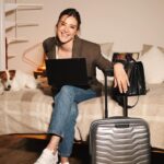 Sandra Barneda Instagram - 🧭En cada viaje, hay cosas que se vuelven imprescindibles: la emoción de lo desconocido, la curiosidad por descubrir nuevos horizontes… pero también están esos objetos que hacen la experiencia aún más memorable. Hay algo que nunca falta en mi bolso durante mis viajes, mi #GalaxyBook3. Entra en todos lados y es súper ligero, además, es muy cómodo de usar gracias a su multiposición 360 que me permite usarlo en cualquier lado.🧳 Sin duda es mi mejor compañero de viaje. #GalaxyBook3 Pro 360 #publi @samsungespana