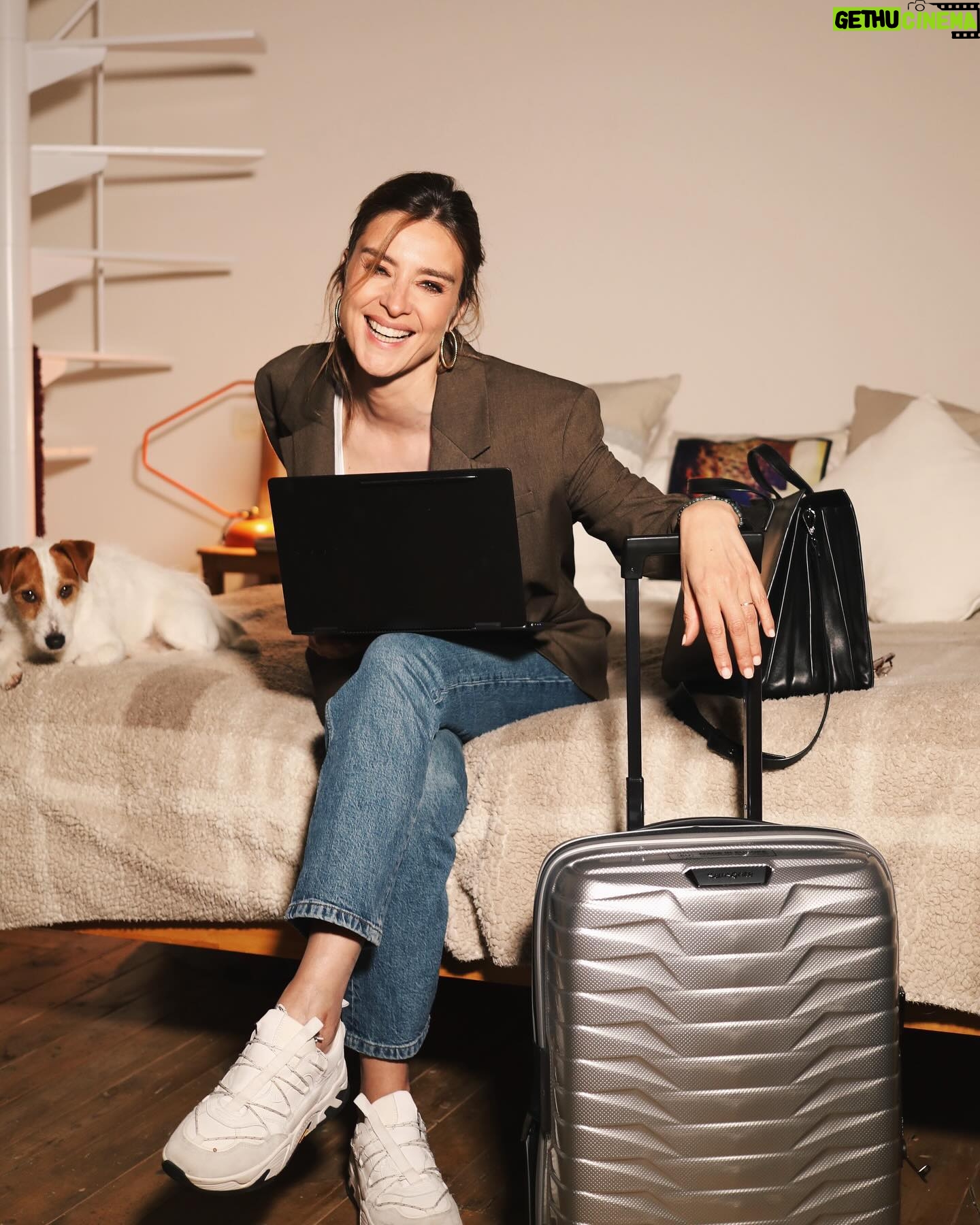 Sandra Barneda Instagram - 🧭En cada viaje, hay cosas que se vuelven imprescindibles: la emoción de lo desconocido, la curiosidad por descubrir nuevos horizontes… pero también están esos objetos que hacen la experiencia aún más memorable. Hay algo que nunca falta en mi bolso durante mis viajes, mi #GalaxyBook3. Entra en todos lados y es súper ligero, además, es muy cómodo de usar gracias a su multiposición 360 que me permite usarlo en cualquier lado.🧳 Sin duda es mi mejor compañero de viaje. #GalaxyBook3 Pro 360 #publi @samsungespana
