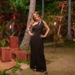 Sandra Barneda Instagram - Los miércoles huelen a hoguera La experiencia avanza... las parejas cada vez están más desconectadas de la que era su realidad antes de pisar la isla. Cada uno está viviendo su propia experiencia. Dejándose llevar con la tentación o con los miedos de la propia mente. ¿Qué va a ocurrir esta noche? Hagan sus apuestas 😜 . . . #laisladelastentaciones7 #nochedehogueras #tentacionoamor #haymasimagenes