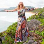 Sandra Barneda Instagram – Llegó el día
La 7T de La Isla de las tentaciones se estrena.

La Isla vuelve a visitarnos con toda su pasión y sus aventuras

Espero que el 7 sea un número que nos de suerte y esta sea una temporada memorable, tanto como pas anteriores.

Como siempre agradecer a todos el equipo de Cuarzo,empezando por Juanra , Mery, Ángeles, Angel, producción, redacción, cámaras.
. Mi querida Ruth maquillaje…❤️❤️❤️❤️
Y gracias Mediaset.por confiar una edición más en mi.🩷🩷🩷

Todos los programas son de equipo pero este un poquito más que el resto.

Espero con gusto vuestros comentarios, impresiones, fibios y fobias de la sparejas de la isla así como de todas las situaciones que se producen.

¡Ganas de que empiece!
Ahora si
BIENVENIDOS A LA ISLA DE LAS TENTACIONES.

.
.
.
#laisladelastentaciones7 #sevienencurvas #tentaciones #amorotentacion