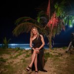 Sandra Barneda Instagram - Los miércoles huelen a hoguera La experiencia avanza... las parejas cada vez están más desconectadas de la que era su realidad antes de pisar la isla. Cada uno está viviendo su propia experiencia. Dejándose llevar con la tentación o con los miedos de la propia mente. ¿Qué va a ocurrir esta noche? Hagan sus apuestas 😜 . . . #laisladelastentaciones7 #nochedehogueras #tentacionoamor #haymasimagenes
