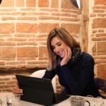 Sandra Barneda Instagram – En la vorágine del trabajo: guiones, novelas, mails…intento administrar mi tiempo y eliminar distracciones para mejorar el rendimiento.

La productividad no es solo trabajar más duro, ¡es trabajar de manera más inteligente! 💪

Con mi #GalaxyTabS9 Ultra de @samsungespana puedo trabajar desde cualquier lugar. Gracias a su gran pantalla y al Book Cover Keyboard sin duda se ha convertido en mi mejor herramienta de trabajo, me permite estar relajada y disfrutar de las tareas de mi día a día.

 @samsungespana 
#GalaxyTabS9 Ultra 
#publi